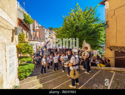 Cervara di Roma (Italie) - un peu de ville suggestive sur le rocher, dans l'Simbruini montagnes, province de Rome, à savoir que "le village" de l'artiste Banque D'Images