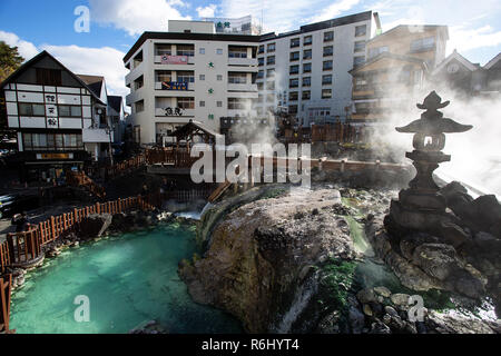 La vapeur chaude s'élève du Yubatake - Domaine de l'eau chaude, au printemps dans le centre de Kusatsu, ville du Japon. Banque D'Images