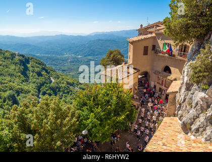 Cervara di Roma (Italie) - un peu de ville suggestive sur le rocher, dans l'Simbruini montagnes, province de Rome, à savoir que "le village" de l'artiste Banque D'Images