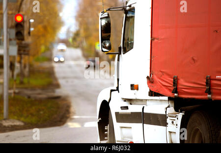 Le moteur van va dans la rue, sur la couleur rouge feu brûle, cabine de camion blanc, rouge, auvent auvent,vieux van ragged rouge pour les camions d'ébarbage Banque D'Images