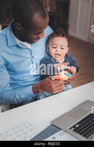 Mignon bébé pleurer malheureux Banque D'Images