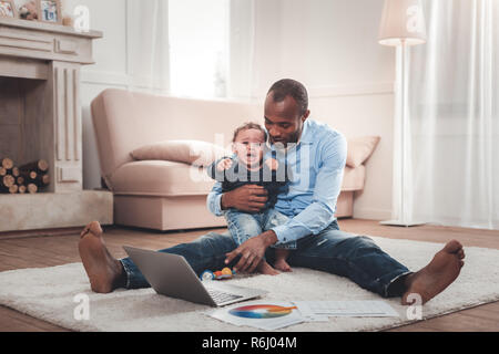 Mignon bébé pleurer malheureux Banque D'Images