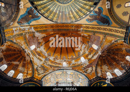 Istanbul, Turquie - le 14 août 2018 : le dôme (plafond) décoration de l'Hagia Sophia Museum, vue depuis l'intérieur du temple le 14 août 2018, à Istan Banque D'Images