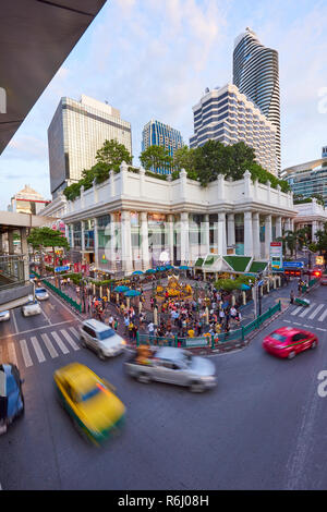 High angle shot d'Intersection Ratchaprasong et sanctuaire d'Erawan à Bangkok, Thaïlande, avec motion blurred voitures passé dans le trafic important. Banque D'Images