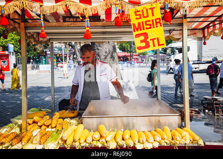 Istanbul, Turquie, le 14 août 2018 : Un vendeur de rue cuisiniers maïs à la place Sultanahmet, le 14 août 2018, à Istanbul, Turquie Banque D'Images