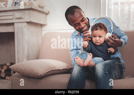 Heureux homme séropositif en tenant son bébé Banque D'Images