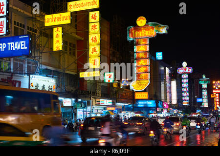 Photo de nuit du quartier de Chinatown à Bangkok, Thaïlande, avec motion blurred traffic et des enseignes au néon. Banque D'Images