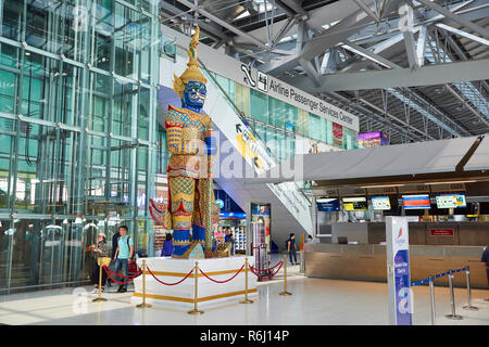 Yaksha grande statue dans l'aéroport de Suvarnabhumi hall à Bangkok, Thaïlande. Banque D'Images