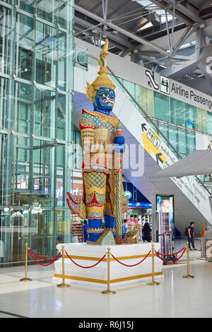 Yaksha grande statue dans l'aéroport de Suvarnabhumi hall à Bangkok, Thaïlande. Banque D'Images