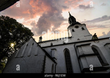 La fin de l'après-midi et un ciel obscurci, colorés au-dessus de cathédrale St Mary, une église médiévale dans la ville haute, Toompea Hill de Tallinn, Estonie Banque D'Images