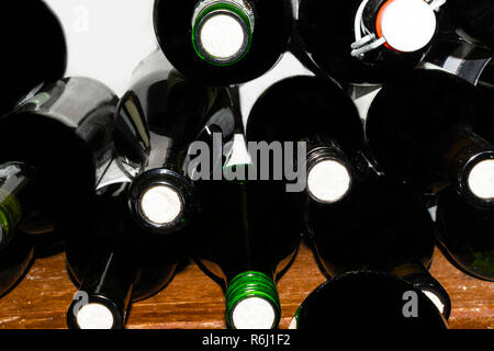 Des bouteilles de vin se trouvent dans une cave à vin en bois Banque D'Images