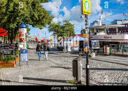 Deux femmes à pied de la pittoresque promenade strand dans la ville de villégiature, de Warnemunde, Allemagne, sur la côte de la mer Baltique. Banque D'Images
