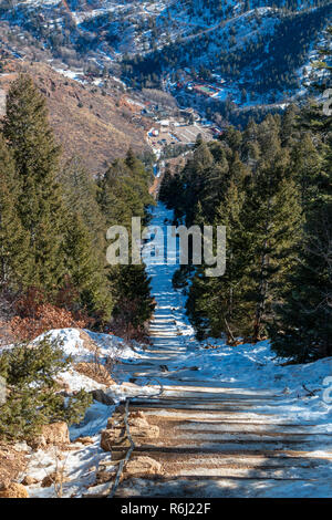 Les athlètes à Manitou Springs pente sentier près de Ruxton Avenue à Manitou Springs dans la glace et la neige de l'hiver grâce à des vues aériennes du Colorado Sp Banque D'Images