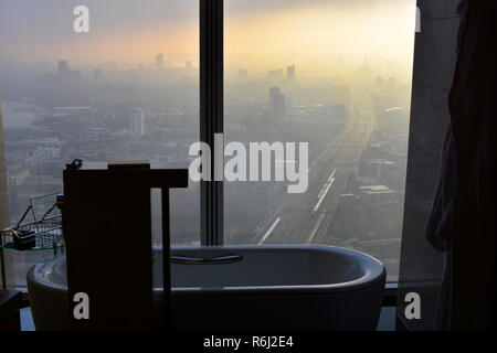 La vue depuis une salle de bains à l'hôtel à La Shangdi Le tesson - London UK Banque D'Images