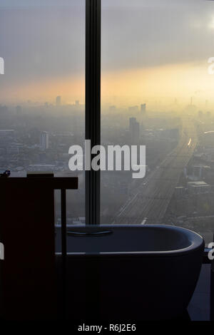 La vue depuis une salle de bains à l'hôtel à La Shangdi Le tesson - London UK Banque D'Images