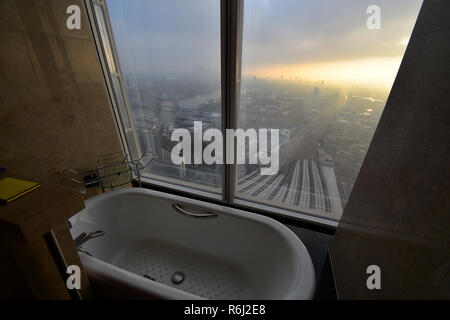 La vue depuis une salle de bains à l'hôtel à La Shangdi Le tesson - London UK Banque D'Images