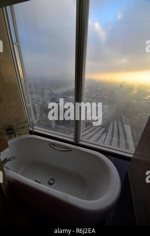 La vue depuis une salle de bains à l'hôtel à La Shangdi Le tesson - London UK Banque D'Images