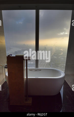 La vue depuis une salle de bains à l'hôtel à La Shangdi Le tesson - London UK Banque D'Images