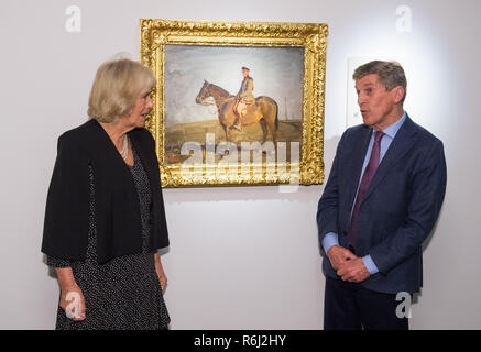 La duchesse de Cornouailles vues la peinture "major-général Le Très Honorable J.E.B. Seely' aux côtés de Seely's Grandson Brough Scott, lors d'une visite à la "Alfred Munnings : peintre de guerre, 1918", exposition au Musée national de l'armée, à Londres, qui comprend plus de quarante œuvres d'art par l'artiste de guerre qui ont été rassemblées pour la première fois en un siècle. Banque D'Images