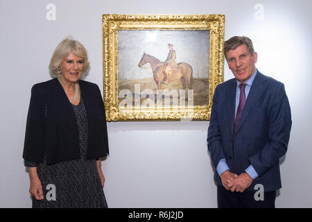 La duchesse de Cornouailles vues la peinture "major-général Le Très Honorable J.E.B. Seely' aux côtés de Seely's Grandson Brough Scott, lors d'une visite à la "Alfred Munnings : peintre de guerre, 1918", exposition au Musée national de l'armée, à Londres, qui comprend plus de quarante œuvres d'art par l'artiste de guerre qui ont été rassemblées pour la première fois en un siècle. Banque D'Images