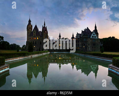 Château fabuleux à Moszna dans la nuit, près de Opole, Silésie, Pologne Banque D'Images