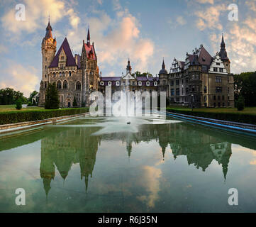 Château fabuleux à Moszna dans la soirée, près de Opole, Silésie, Pologne Banque D'Images