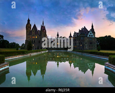 Château fabuleux à Moszna dans la nuit, près de Opole, Silésie, Pologne Banque D'Images