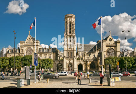 PARIS - Septembre 08 : Les gens à pied près de l'église de Saint-Germain-l'Auxerrois à Paris, France le 08 septembre 2013. Paris est la ville la plus visitée de Banque D'Images