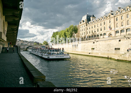 Excursion en bateau sur Seine Banque D'Images