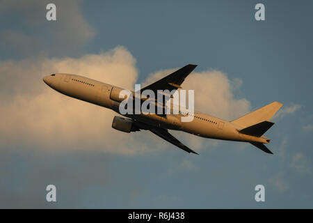 Boeing 777-200 de décoller au crépuscule de l'aéroport international de Haneda, à Tokyo, au Japon. Banque D'Images