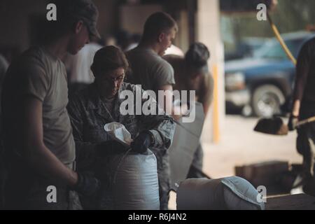 Le sergent-chef. Jeannie Mang, un technicien en systèmes de santé affecté à la 107e Escadre attaque, Station de la Réserve aérienne de Niagara Falls, New York Air National Guard, remplit des sacs en réponse à l'état d'urgence Gov. Andrew Cuomo a déclaré le 2 mai pour l'inondation le long du lac Ontario, au ministère des Travaux publics Kendall, Kendall, N.Y., 18 mai 2017. Les membres de la Garde Nationale de New York sont en mesure de remplir autour de 5 000 sacs par jour de Kendall, qui sont ensuite prises pour les zones vulnérables autour de la rive du lac Ontario, y compris les foyers et les entreprises. Banque D'Images