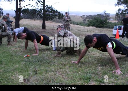 Le Sgt. James Peterson, de l'Army National Guard de la Californie, à droite, et le Sgt. Joseph Holliway de la Garde nationale du Colorado effectuer sit ups Le 16 mai 2017 au cours de la Garde nationale de la région 7 du Bureau de la concurrence meilleur Guerrier au Camp San Luis Obispo, San Luis Obispo, Californie. Banque D'Images