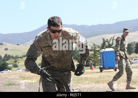 Nationale de l'Armée de la Californie Guardsman Sgt. James Peterson fait glisser un mini-livre 180 dans le 16 mai 2017 Course d'obstacles au cours de la région de l'Army National Guard 7 Concours meilleur guerrier 15-19 mai à Camp San Luis Obispo, Californie. Banque D'Images