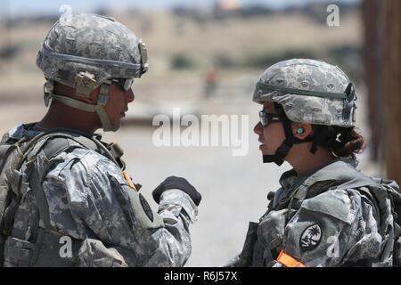 Le Sgt. Jacob T. Penaflor, gauche, et de la CPS. Nicole D. Cruz de la Guam Army National Guard échanger des informations avant un jour 3 au cours de l'événement 2017 Bureau de la Garde nationale de la région VII CONCOURS Meilleur guerrier 17 mai à San Luis Obispo, Californie. Le couple avait encore une liste complète d'événements à conquérir dans les 5 jours de compétition. Banque D'Images
