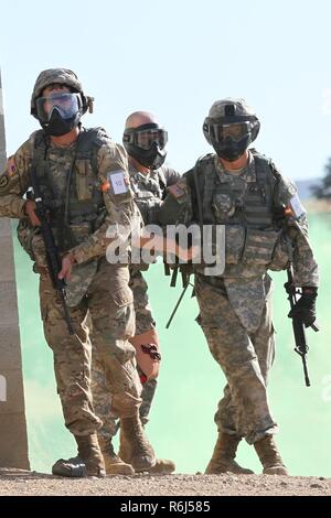 Le Sgt. James Peterson, à gauche, et la CPS. David Chang, de l'Army National Guard de la Californie propose une simulation d'otage d'un endroit sûr pendant 17 mai 2017 le Bureau de la Garde nationale de la région VII Meilleur guerrier du concours événement mystère à Camp Roberts, en Californie. Banque D'Images