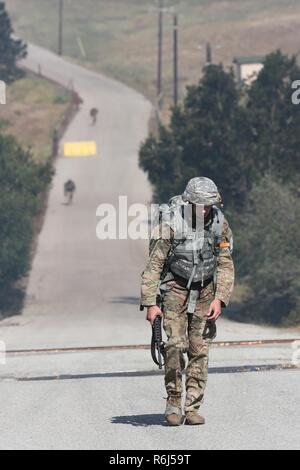 Le Sgt. James Peterson, de l'Army National Guard de la Californie en matière de renseignement et au soutien de l'Entreprise, 40e Division d'infanterie, porte la jambe en montée finale de la vidange de 12-mile ruck sack mars 18 mai 2017 au cours de la Garde nationale de la région VII du Bureau de la concurrence meilleur guerrier à San Luis Obispo, Californie. Peterson était deuxième dans l'ensemble, tout comme ses plus proches concurrents sont indiqués dans l'arrière-plan. Banque D'Images