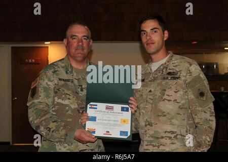 Le Sgt. James Peterson, à droite, de la Garde nationale de Californie accepte sa deuxième place des sous-officiers à partir de la commande de certificat Sgt. Le major Joseph Menard, senior advisor, enrôlé Army National Guard de la Californie, le 19 mai 2017 au cours de la région de Garde Nationale d'armée VII CONCOURS Meilleur Guerrier Awards Banquet au Camp San Luis Obispo, Californie. Banque D'Images