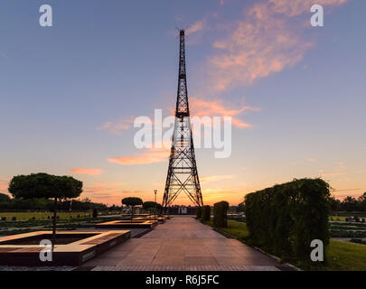 Démarré historique tower à Gliwice, Pologne dans le coucher du soleil. Banque D'Images