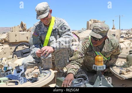 Le Sgt. Justin L. Cunningham, de Coldwater, au Mississippi, un véhicule à chenilles, commandant et la FPC. Kordariel R. Preston, de Côme, un sous-feu fantassin 2è Bataillon, 198th régiment blindé, 155e Armored Brigade Combat Team, fixer un laser du Système intégré de prises à parties multiples au laser pour un M1064 Porte Mortier 20 mai 2017, au Centre National d'entraînement, Ft. Irwin, en Californie. La 155e ABCT, Garde nationale d'armée du Mississippi, utilise les miles pignon pour reproduire les capacités de tir et les effets de l'incendie réel dans la formation pour aider rester comme une force prête au combat mortel. (National Mississippi Banque D'Images