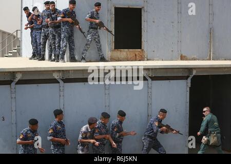 Un Guardia Civil espagnole formateur donne une commande pour les nouveaux membres des forces de sécurité irakiennes lors d'entraînement en zone urbaine à la gamme Besmaya complexe, l'Iraq, le 15 mai 2017. Cette formation fait partie de la Force opérationnelle interarmées combinée globale - Fonctionnement résoudre inhérent à renforcer les capacités des partenaires mission par la formation et de l'amélioration de la capacité des forces des combats en partenariat avec ISIS. Les GFIM-OIR est la Coalition mondiale pour vaincre ISIS en Iraq et en Syrie. Banque D'Images