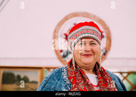 Minsk, Belarus - 23 juin 2018 : femme de gens traditionnels ethniques Costume National Russe de l'appareil photo en souriant Banque D'Images