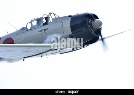 Un Japonais Mitsubishi A6M Zéro effectue d'aéronefs dans le cadre de la "Tora ! Tora ! Tora !' pendant les envolées d'Wayne Air Show, le 21 mai 2017, à Seymour Johnson Air Force Base, la Caroline du Nord. Le salon est une façon pour Seymour Johnson AFB pour remercier les communautés locales et régionales pour leur appui constant. Banque D'Images