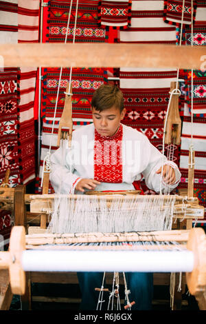 Minsk, Belarus - 23 juin 2018 : dans le réseau national des gens traditionnels ethniques tissage fantaisie ceinture sur métier à tisser. Banque D'Images