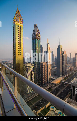 Dubaï, Émirats arabes unis - Octobre 2018. Vue aérienne du centre-ville de Dubaï en une journée ensoleillée, Emirats Arabes Unis Banque D'Images