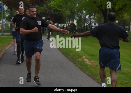 Tech aux États-Unis. Le Sgt. Louis Almaguer, 52e Escadron de génie civil sous-officier responsable de l'exécution du soutien et TSgt. Bruce Holden, 52e ces marchés de services, NCOIC pendant une semaine nationale de la police memorial 5K à la base aérienne de Spangdahlem, en Allemagne, le 19 mai 2017. L'exécution a été le dernier événement au cours de la Semaine nationale de la police qui a eu lieu à la base d'honorer le courage et les sacrifices des hommes et femmes qui servent en tant qu'agents de police. Banque D'Images