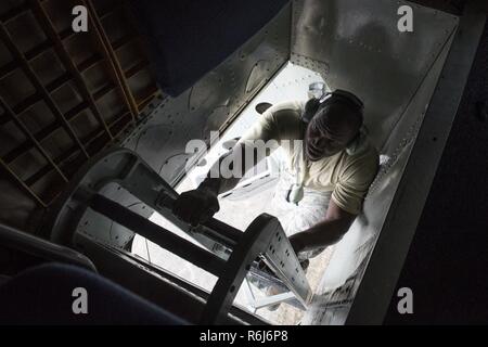 Le sergent de l'US Air Force. Gregory Smith, 718e Escadron de maintenance des aéronefs, chef d'équipe dédié monte sur un KC-135 Stratotanker 3 mai 2017, à Kadena Air Base, au Japon. En tant que chef d'équipe dédiée, Smith voyages avec son jet d'assurer l'entretien et de s'assurer qu'il est prêt à voler à chaque fois que la mission demande. Banque D'Images