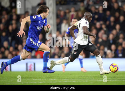 Le Fulham Aboubakar Kamara (à droite) en action au cours de la Premier League match à Craven Cottage, à Londres. Banque D'Images