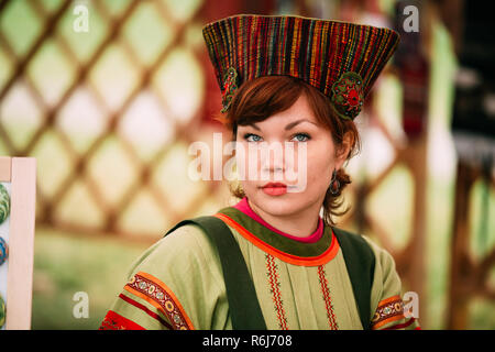 Minsk, Belarus - 23 juin 2018 : femme de gens traditionnels ethniques Costume National Russe Dress Looking at Camera Banque D'Images