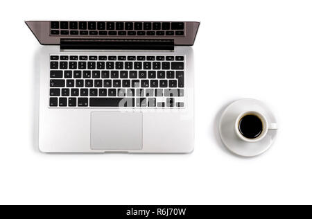 Vue du dessus de l'ordinateur portable avec écran retina moderne tasse de café, isolé sur fond blanc. Haute qualité. Banque D'Images