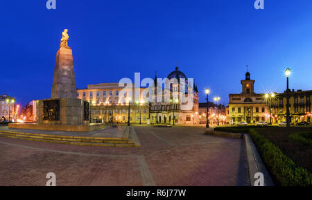 La place de la liberté à Lodz, Pologne, l'Europe dans la soirée. Banque D'Images